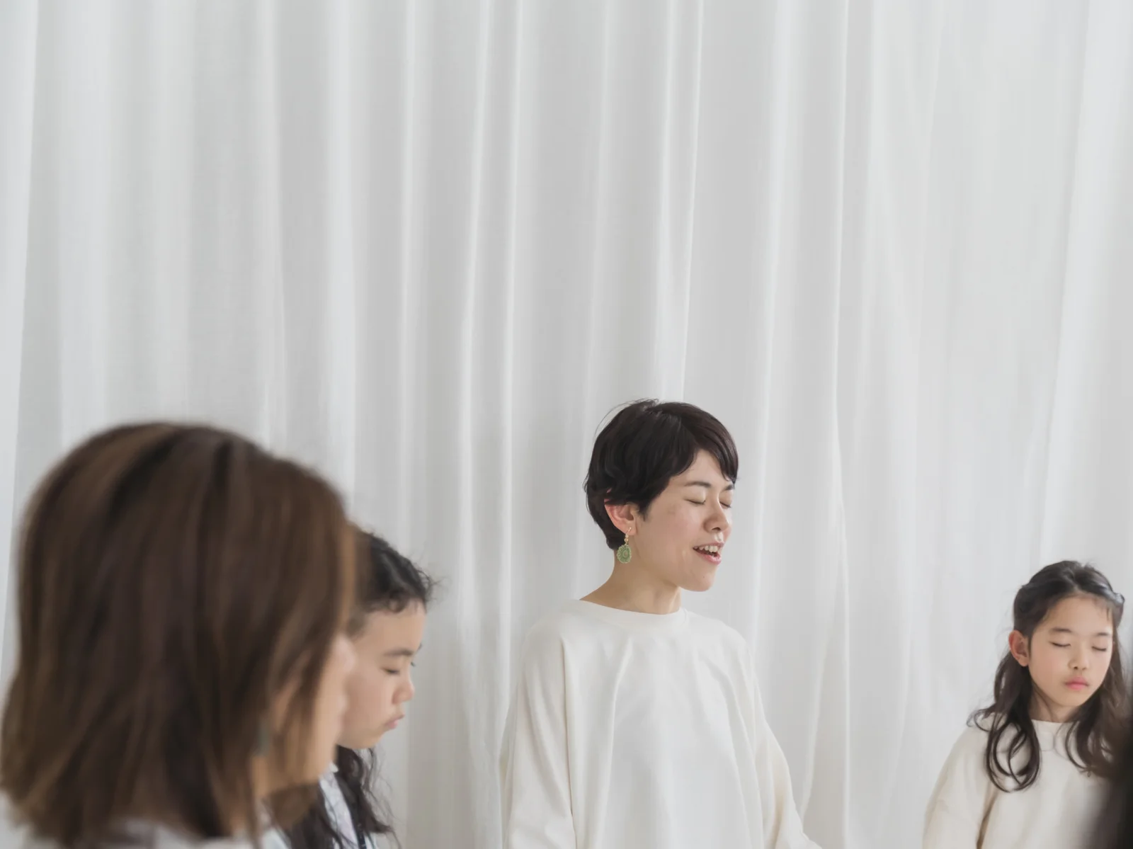 マインドフルネスレッスン — 雅子と参加者の瞑想クラス